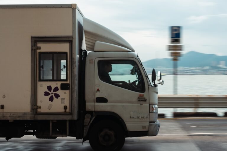 トラック運転手の求人・免許の種類・給与・働き方を解説