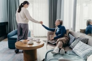 介護福祉士の求人・給与・資格なしでも働ける職場とは？