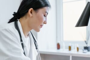 看護師の求人・高収入を狙える職場の選び方【病院・クリニック比較】